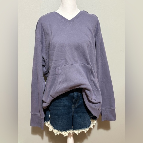 tek gear Tops - Tek Gear Lavender V-Neck Pullover